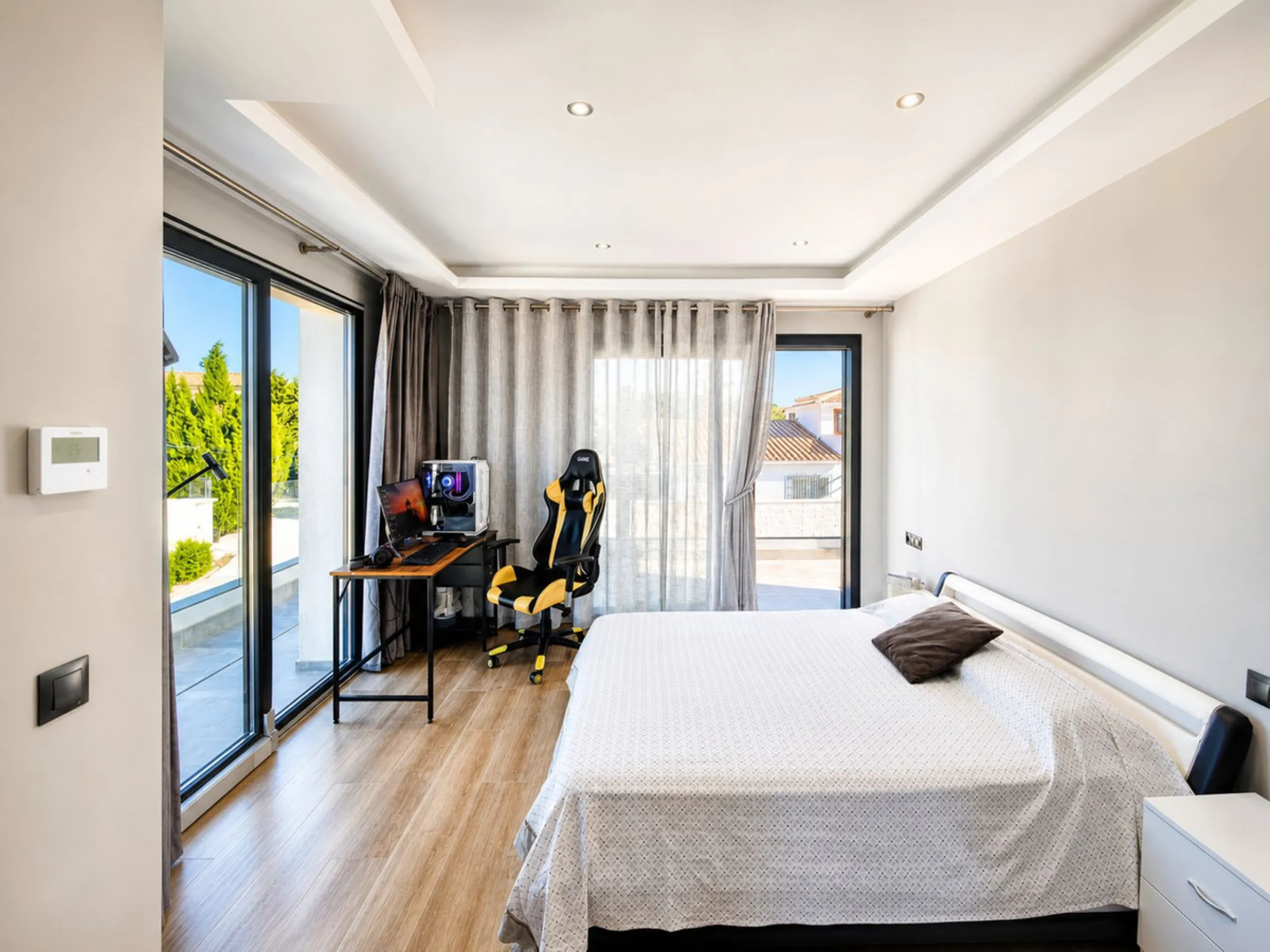 This exquisite villa in Buenas Noches is a true gem, offering a perfect blend of elegance, comfort, and breathtaking views. Situated on a generous plot of 600 square meters, with 260 square meters of built space and a sprawling terrace spanning 100 square