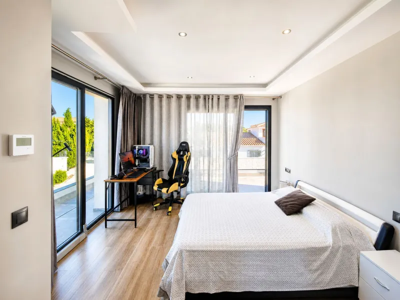This exquisite villa in Buenas Noches is a true gem, offering a perfect blend of elegance, comfort, and breathtaking views. Situated on a generous plot of 600 square meters, with 260 square meters of built space and a sprawling terrace spanning 100 square