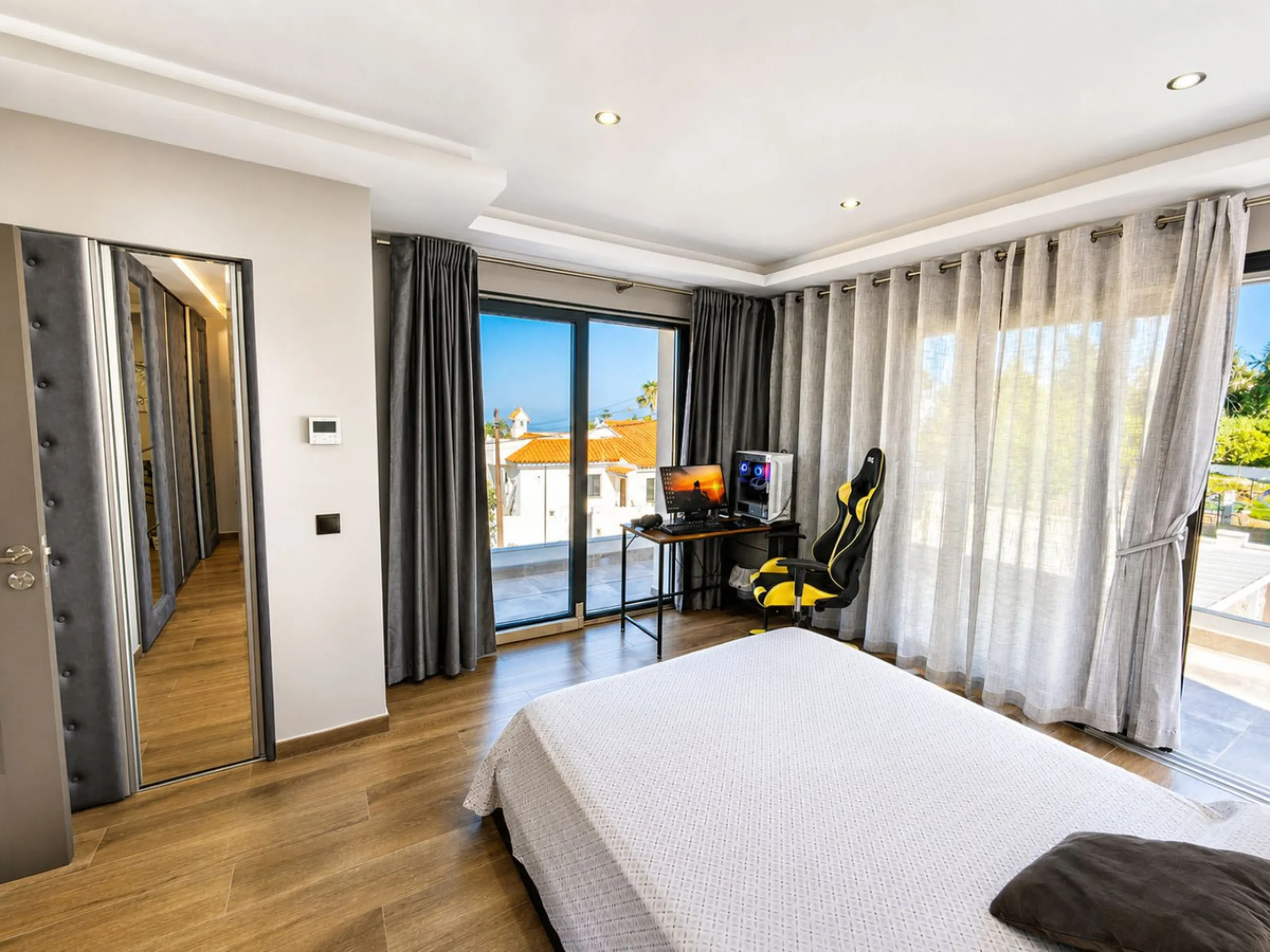 This exquisite villa in Buenas Noches is a true gem, offering a perfect blend of elegance, comfort, and breathtaking views. Situated on a generous plot of 600 square meters, with 260 square meters of built space and a sprawling terrace spanning 100 square