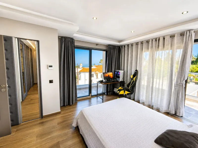 This exquisite villa in Buenas Noches is a true gem, offering a perfect blend of elegance, comfort, and breathtaking views. Situated on a generous plot of 600 square meters, with 260 square meters of built space and a sprawling terrace spanning 100 square