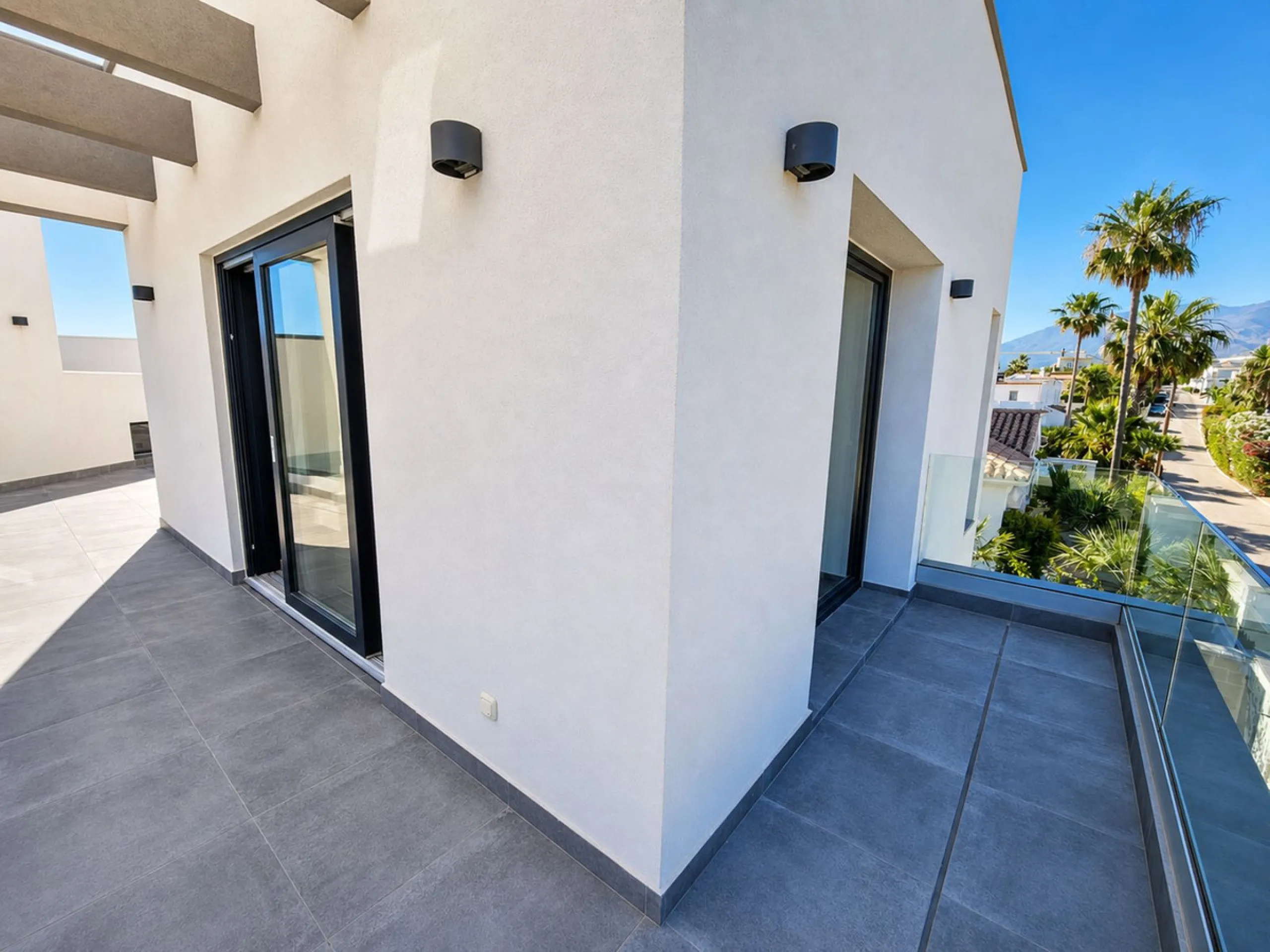 This exquisite villa in Buenas Noches is a true gem, offering a perfect blend of elegance, comfort, and breathtaking views. Situated on a generous plot of 600 square meters, with 260 square meters of built space and a sprawling terrace spanning 100 square