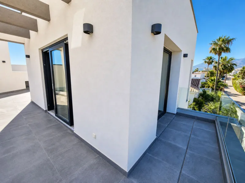 This exquisite villa in Buenas Noches is a true gem, offering a perfect blend of elegance, comfort, and breathtaking views. Situated on a generous plot of 600 square meters, with 260 square meters of built space and a sprawling terrace spanning 100 square