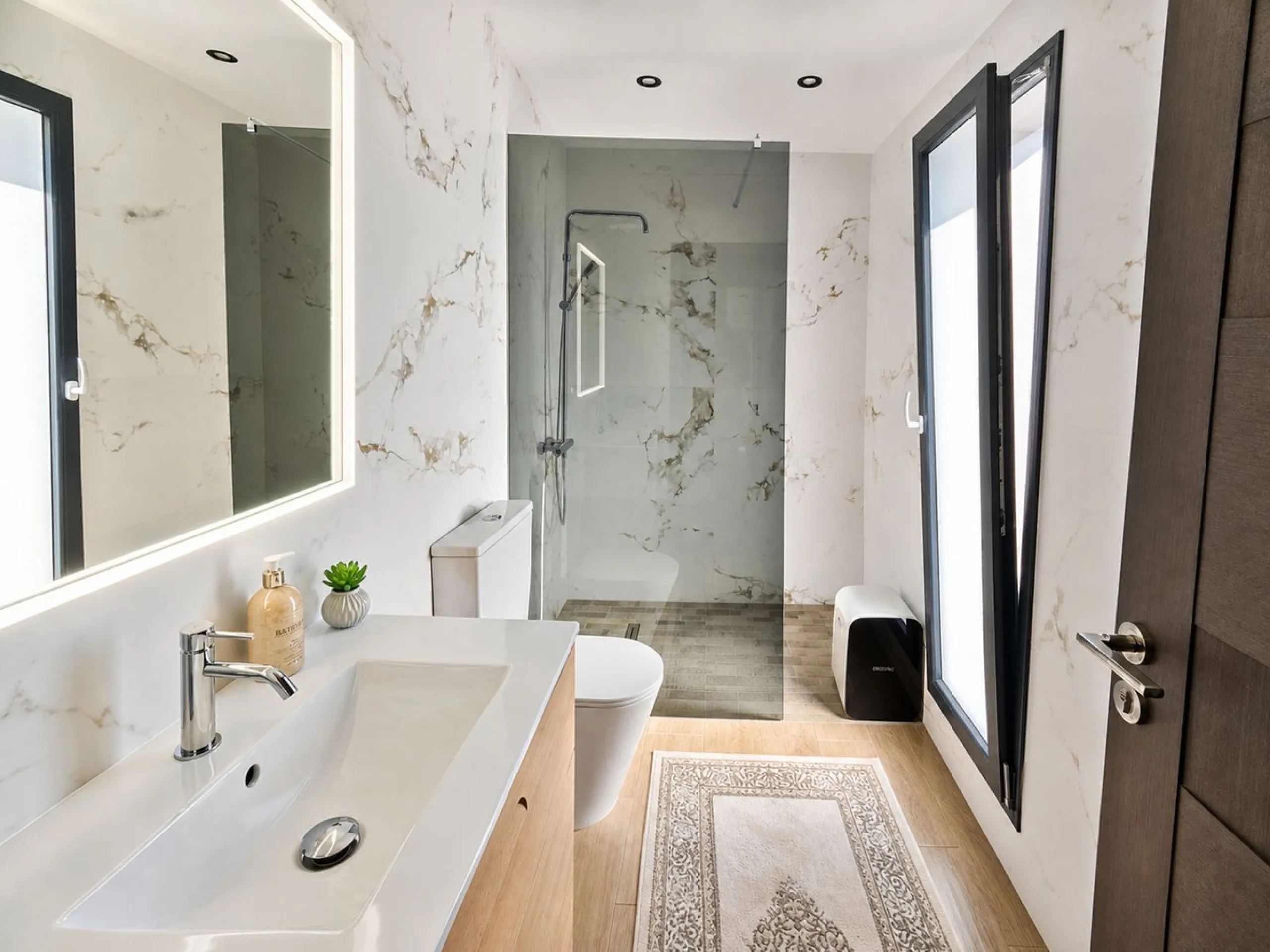 This exquisite villa in Buenas Noches is a true gem, offering a perfect blend of elegance, comfort, and breathtaking views. Situated on a generous plot of 600 square meters, with 260 square meters of built space and a sprawling terrace spanning 100 square