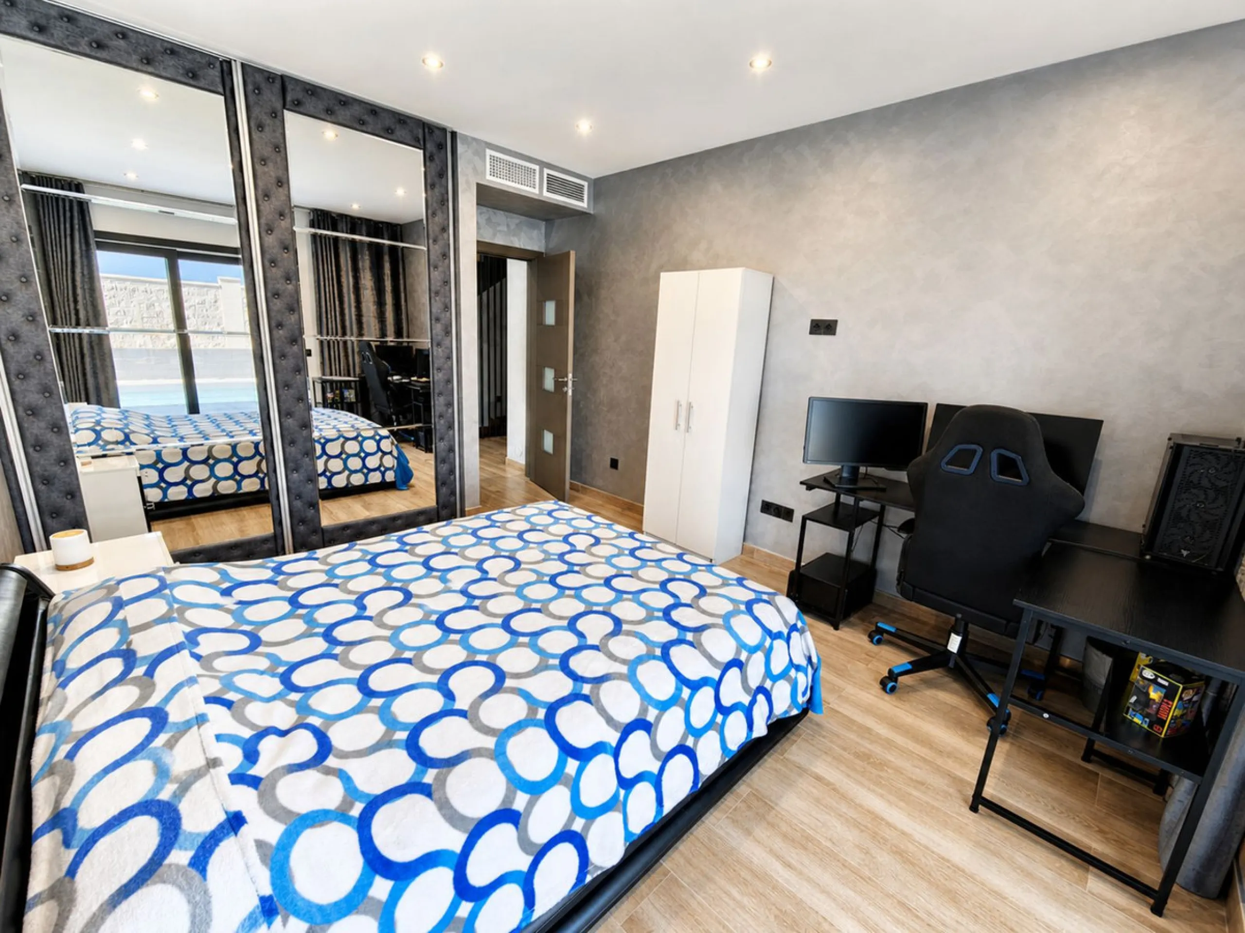 This exquisite villa in Buenas Noches is a true gem, offering a perfect blend of elegance, comfort, and breathtaking views. Situated on a generous plot of 600 square meters, with 260 square meters of built space and a sprawling terrace spanning 100 square
