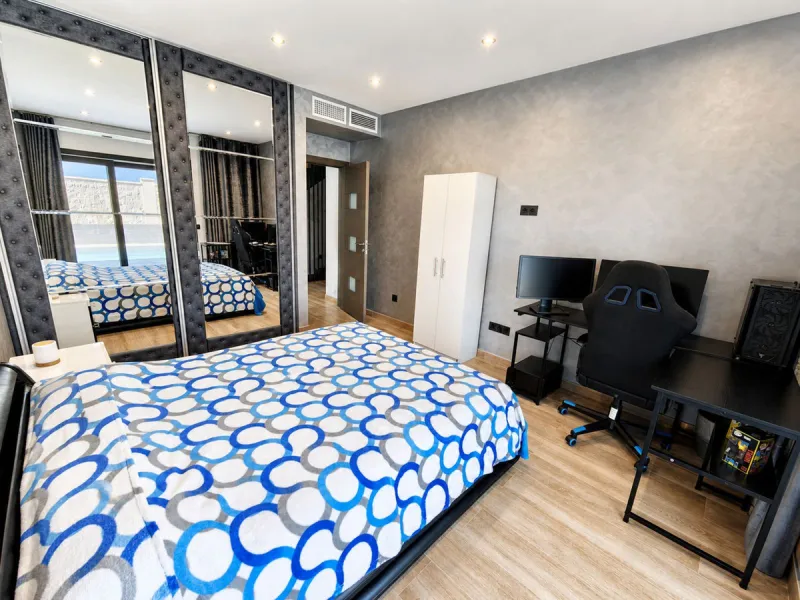 This exquisite villa in Buenas Noches is a true gem, offering a perfect blend of elegance, comfort, and breathtaking views. Situated on a generous plot of 600 square meters, with 260 square meters of built space and a sprawling terrace spanning 100 square