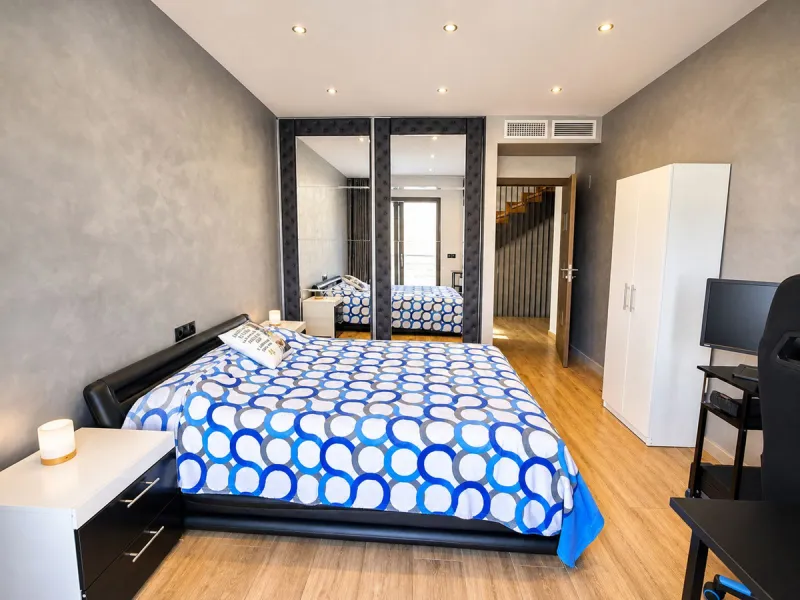 This exquisite villa in Buenas Noches is a true gem, offering a perfect blend of elegance, comfort, and breathtaking views. Situated on a generous plot of 600 square meters, with 260 square meters of built space and a sprawling terrace spanning 100 square