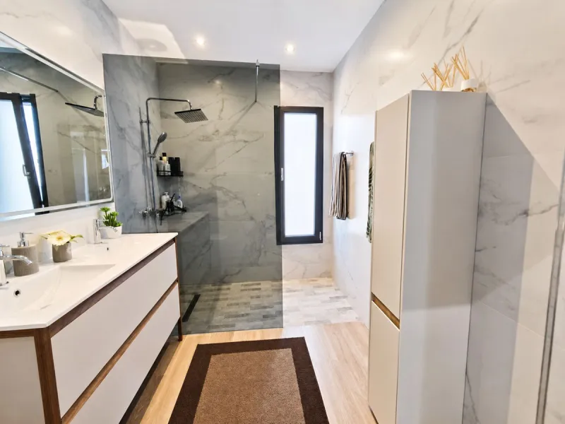 This exquisite villa in Buenas Noches is a true gem, offering a perfect blend of elegance, comfort, and breathtaking views. Situated on a generous plot of 600 square meters, with 260 square meters of built space and a sprawling terrace spanning 100 square
