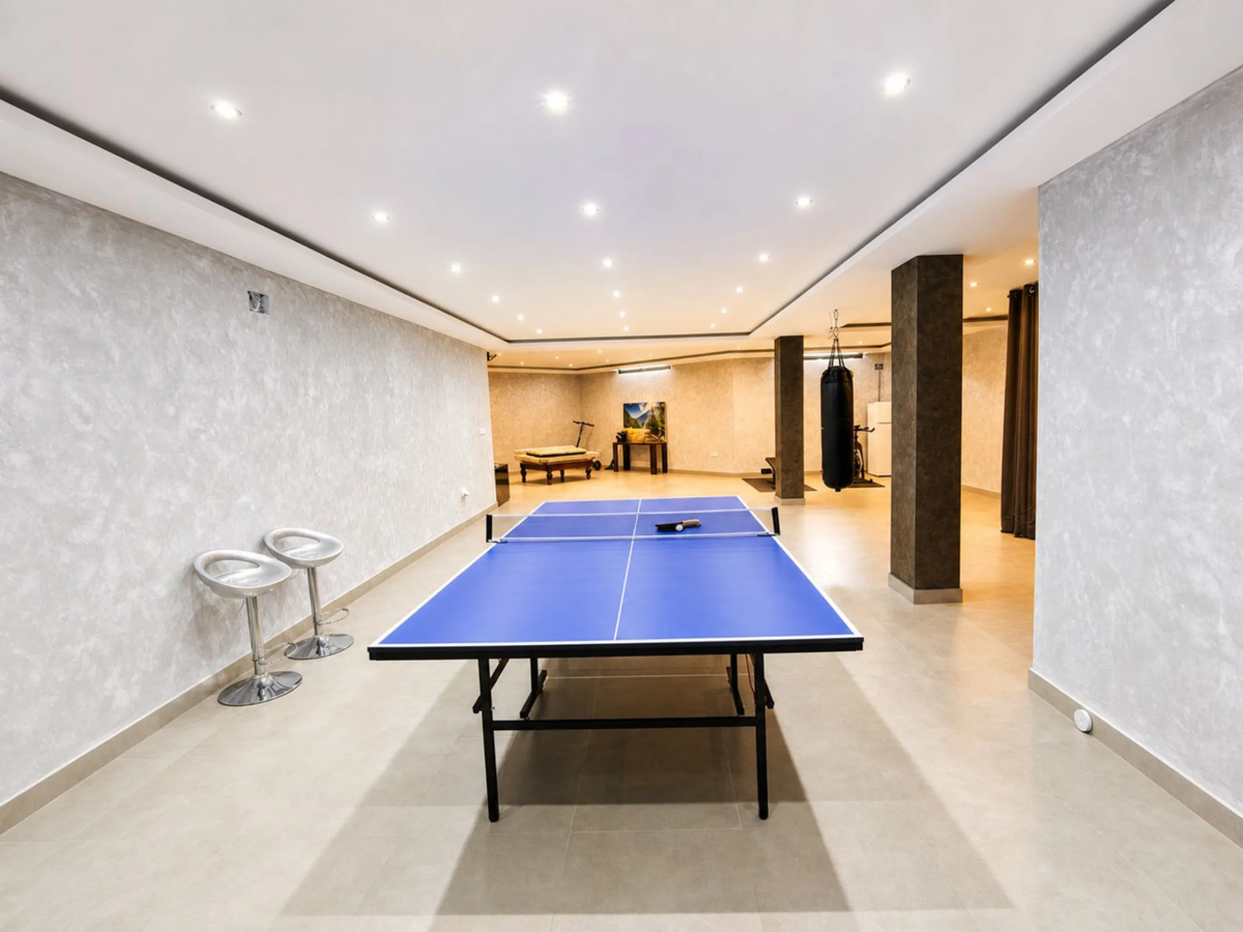 This exquisite villa in Buenas Noches is a true gem, offering a perfect blend of elegance, comfort, and breathtaking views. Situated on a generous plot of 600 square meters, with 260 square meters of built space and a sprawling terrace spanning 100 square