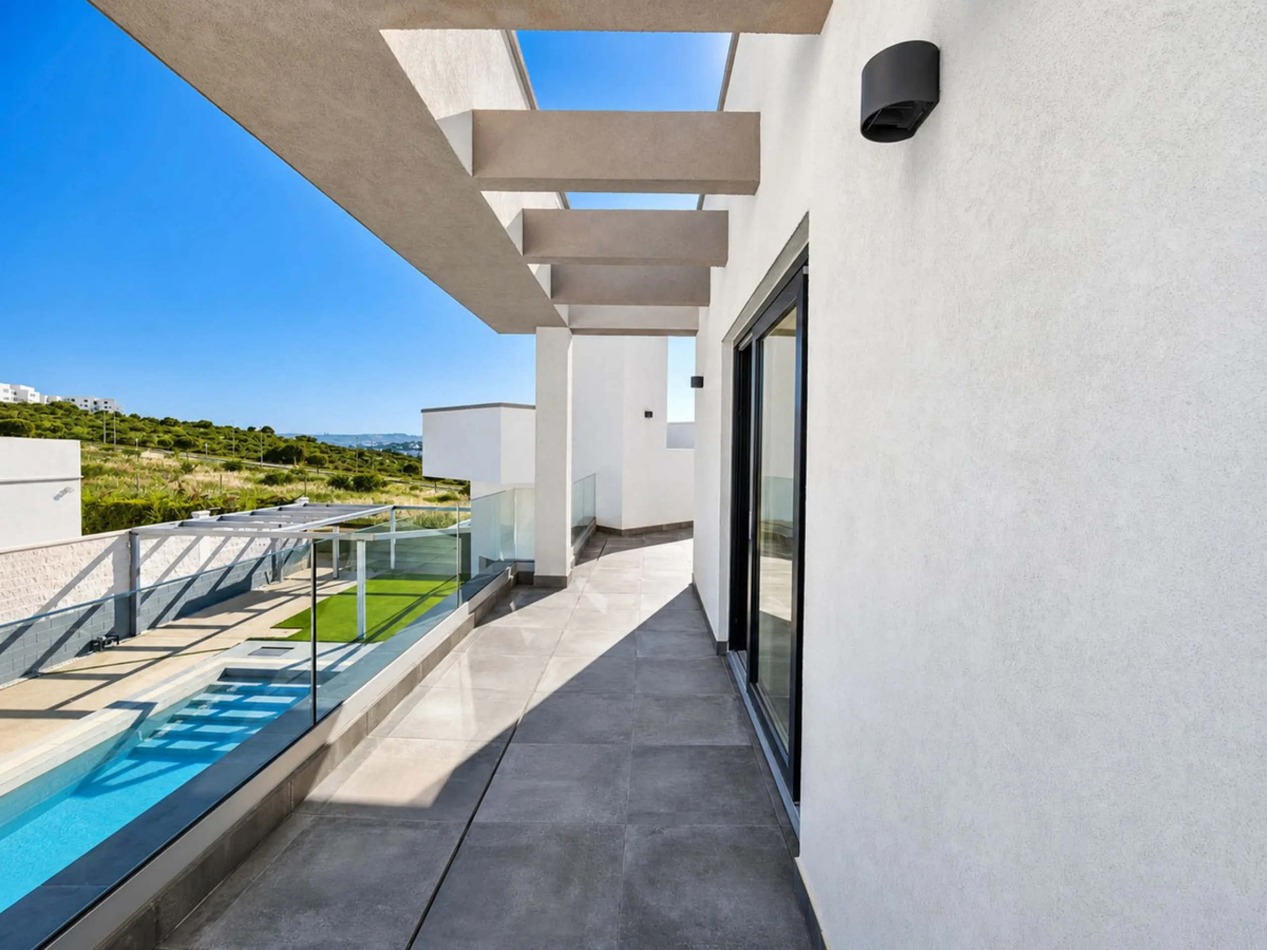 This exquisite villa in Buenas Noches is a true gem, offering a perfect blend of elegance, comfort, and breathtaking views. Situated on a generous plot of 600 square meters, with 260 square meters of built space and a sprawling terrace spanning 100 square
