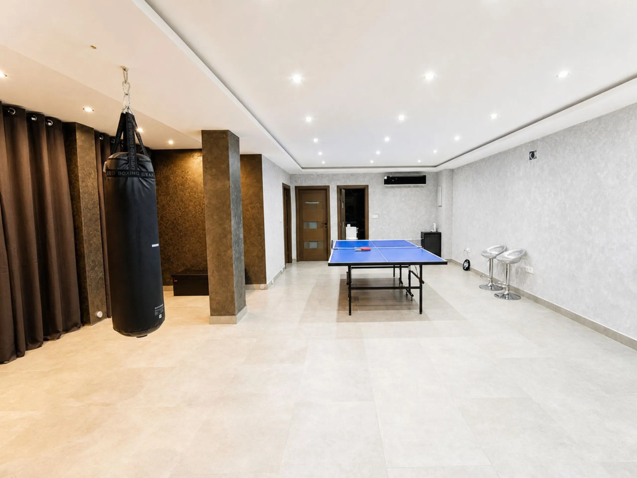 This exquisite villa in Buenas Noches is a true gem, offering a perfect blend of elegance, comfort, and breathtaking views. Situated on a generous plot of 600 square meters, with 260 square meters of built space and a sprawling terrace spanning 100 square