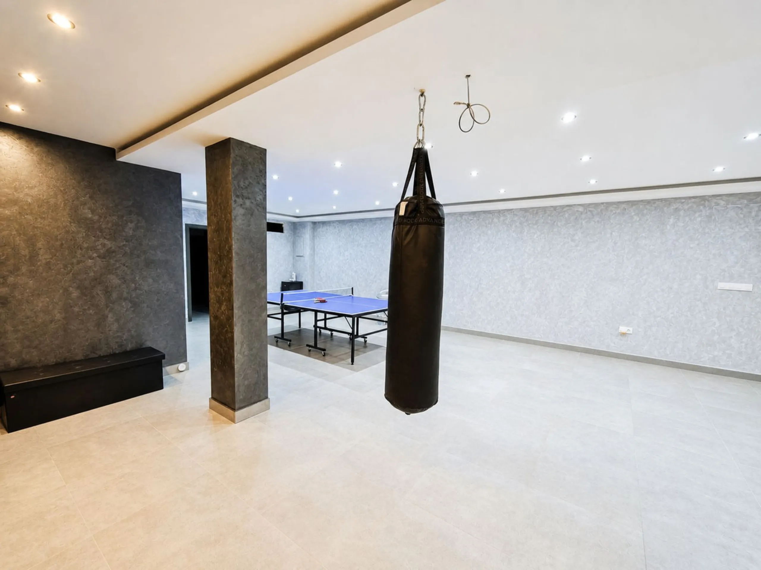 This exquisite villa in Buenas Noches is a true gem, offering a perfect blend of elegance, comfort, and breathtaking views. Situated on a generous plot of 600 square meters, with 260 square meters of built space and a sprawling terrace spanning 100 square