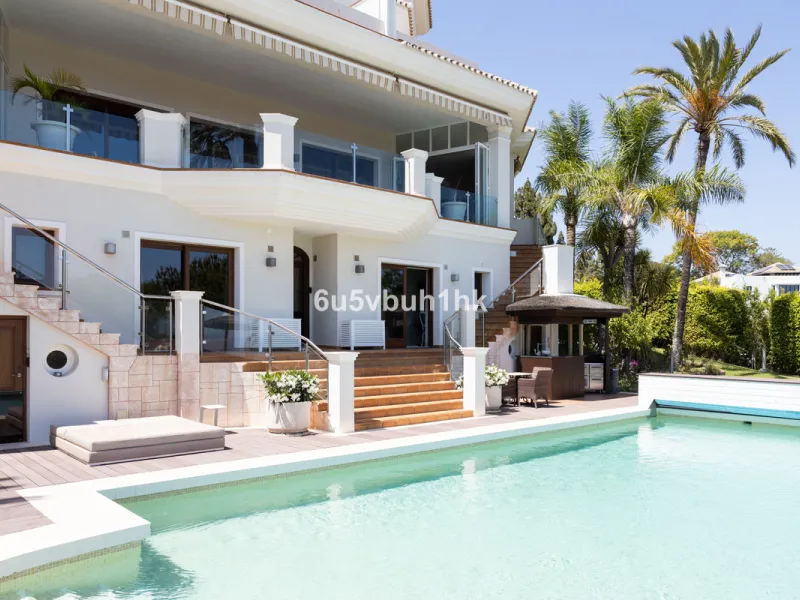 Nestled on a spacious 3,920 square meter plot, this generational Estate boasts a total built area of 842 square meters, spread across four floors with an elevator, located in one of Marbella's prime urbanizations. Surrounded by the lush nature of Las Chap