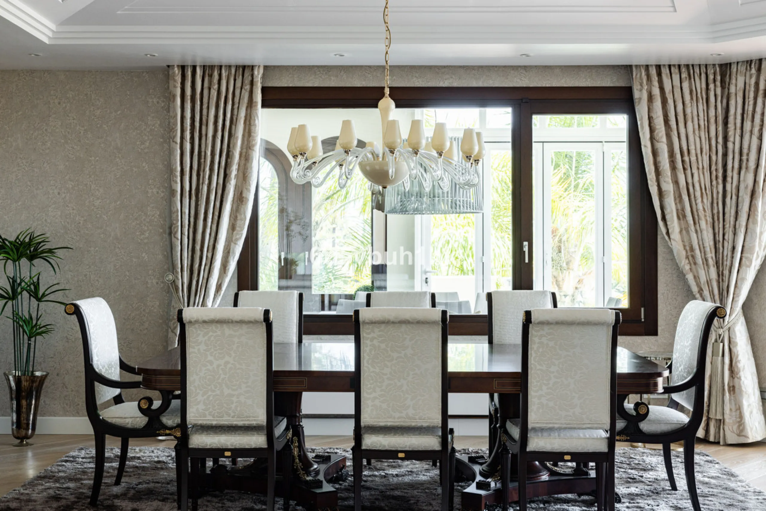 Nestled on a spacious 3,920 square meter plot, this generational Estate boasts a total built area of 842 square meters, spread across four floors with an elevator, located in one of Marbella's prime urbanizations. Surrounded by the lush nature of Las Chap