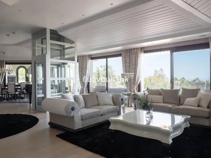 Nestled on a spacious 3,920 square meter plot, this generational Estate boasts a total built area of 842 square meters, spread across four floors with an elevator, located in one of Marbella's prime urbanizations. Surrounded by the lush nature of Las Chap
