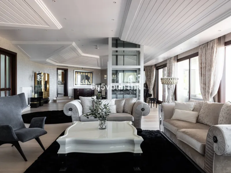 Nestled on a spacious 3,920 square meter plot, this generational Estate boasts a total built area of 842 square meters, spread across four floors with an elevator, located in one of Marbella's prime urbanizations. Surrounded by the lush nature of Las Chap