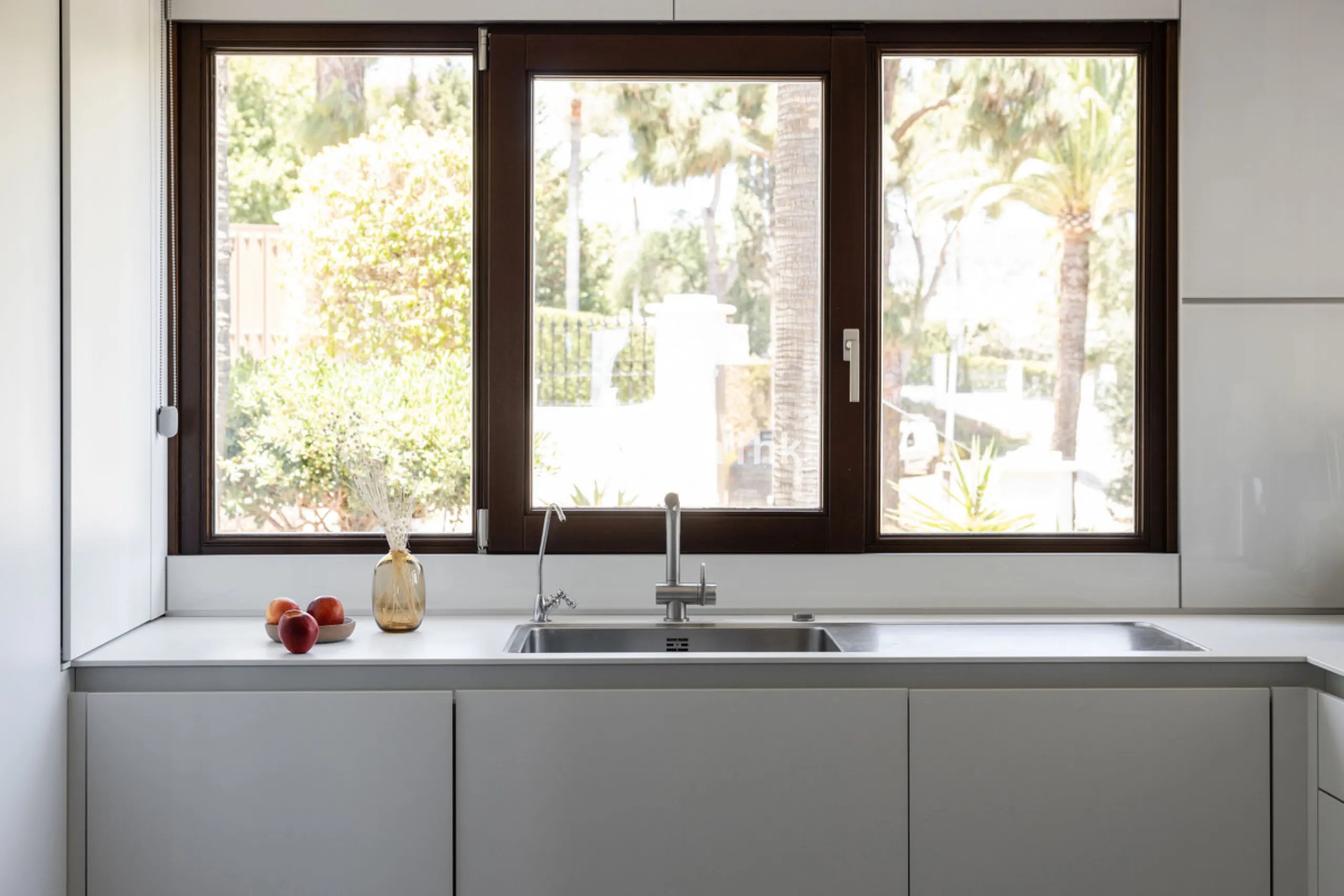 Nestled on a spacious 3,920 square meter plot, this generational Estate boasts a total built area of 842 square meters, spread across four floors with an elevator, located in one of Marbella's prime urbanizations. Surrounded by the lush nature of Las Chap