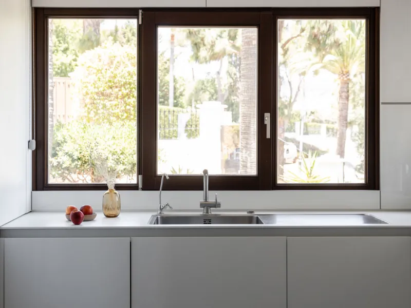 Nestled on a spacious 3,920 square meter plot, this generational Estate boasts a total built area of 842 square meters, spread across four floors with an elevator, located in one of Marbella's prime urbanizations. Surrounded by the lush nature of Las Chap
