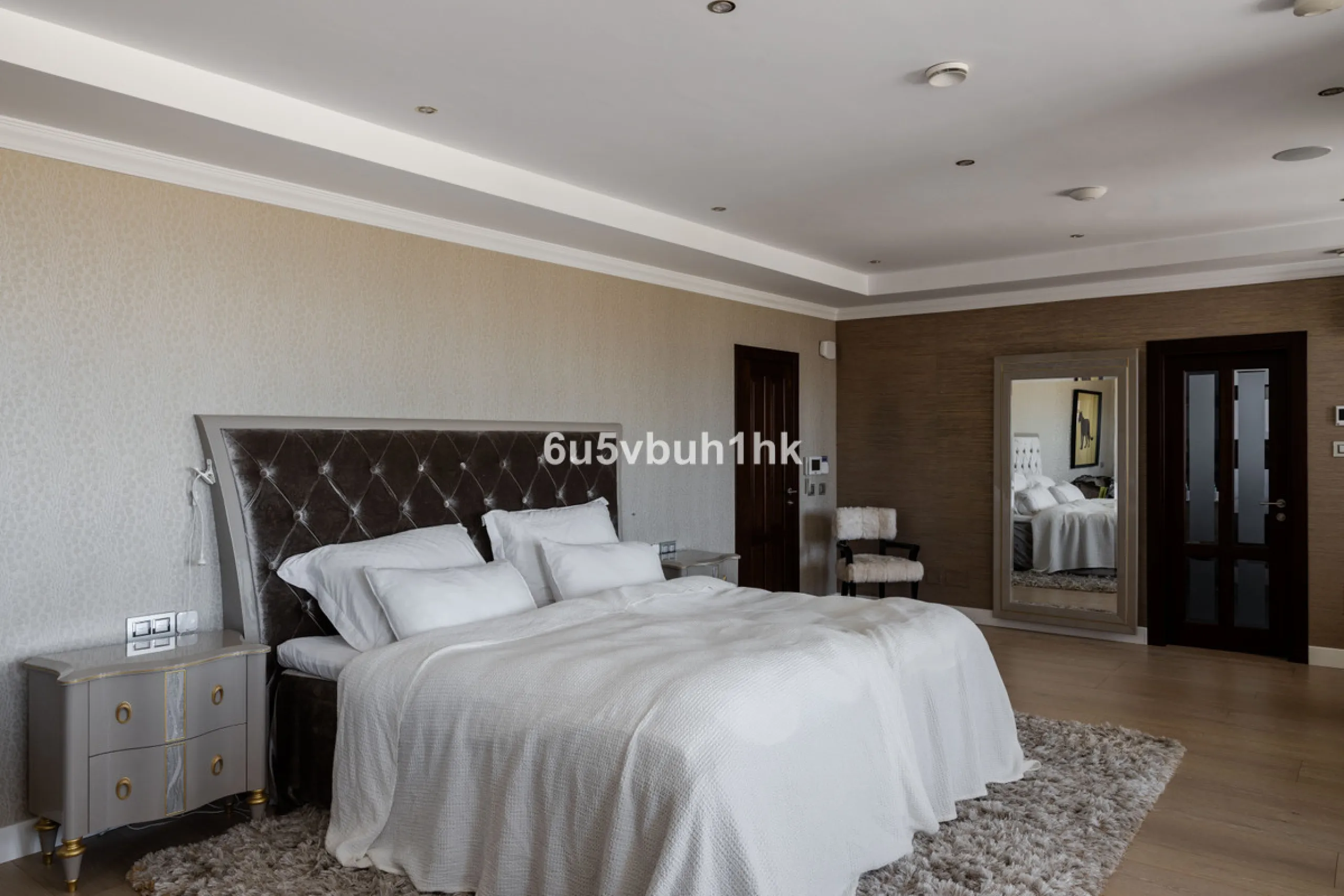 Nestled on a spacious 3,920 square meter plot, this generational Estate boasts a total built area of 842 square meters, spread across four floors with an elevator, located in one of Marbella's prime urbanizations. Surrounded by the lush nature of Las Chap
