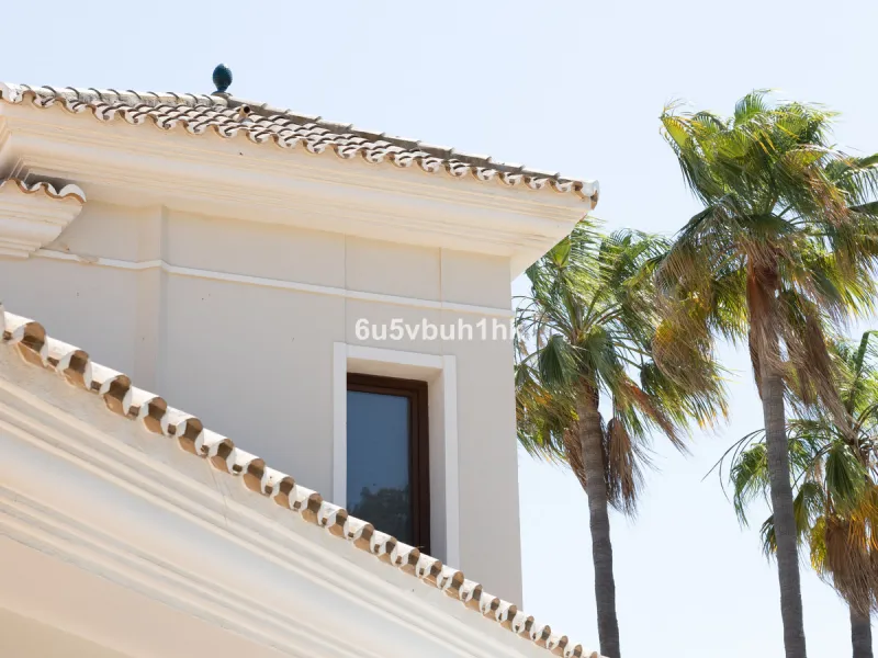 Nestled on a spacious 3,920 square meter plot, this generational Estate boasts a total built area of 842 square meters, spread across four floors with an elevator, located in one of Marbella's prime urbanizations. Surrounded by the lush nature of Las Chap