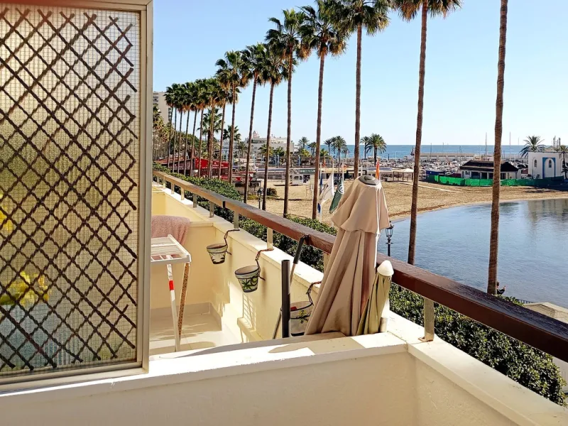 This apartment is located in one of the most sought after areas in Marbella, a few meters from the sea and with shops bars and resturants within meters of the building a superb holiday home / investment, Must be seen!