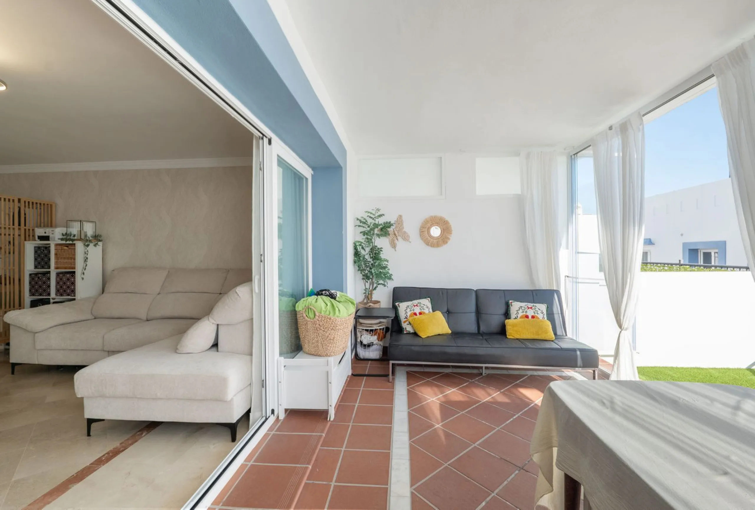 Beautiful raised ground-floor apartment located in the exclusive gated community of Paraíso Pueblo, renowned for its high-quality construction, security, and family-friendly atmosphere.