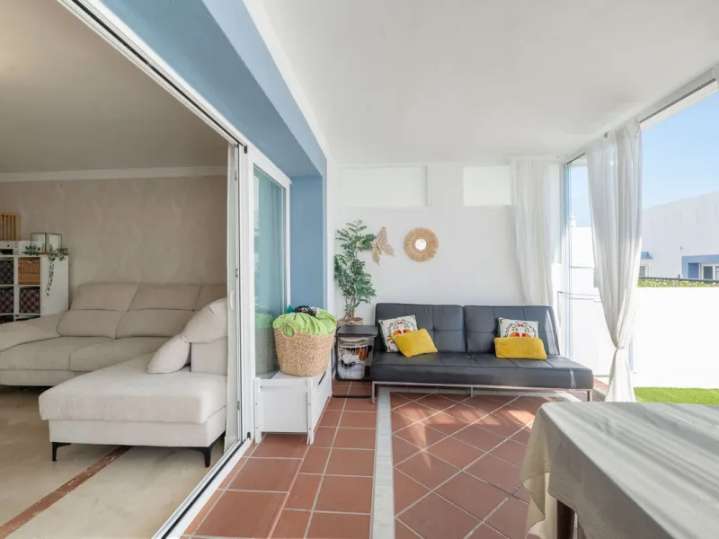 Beautiful raised ground-floor apartment located in the exclusive gated community of Paraíso Pueblo, renowned for its high-quality construction, security, and family-friendly atmosphere.