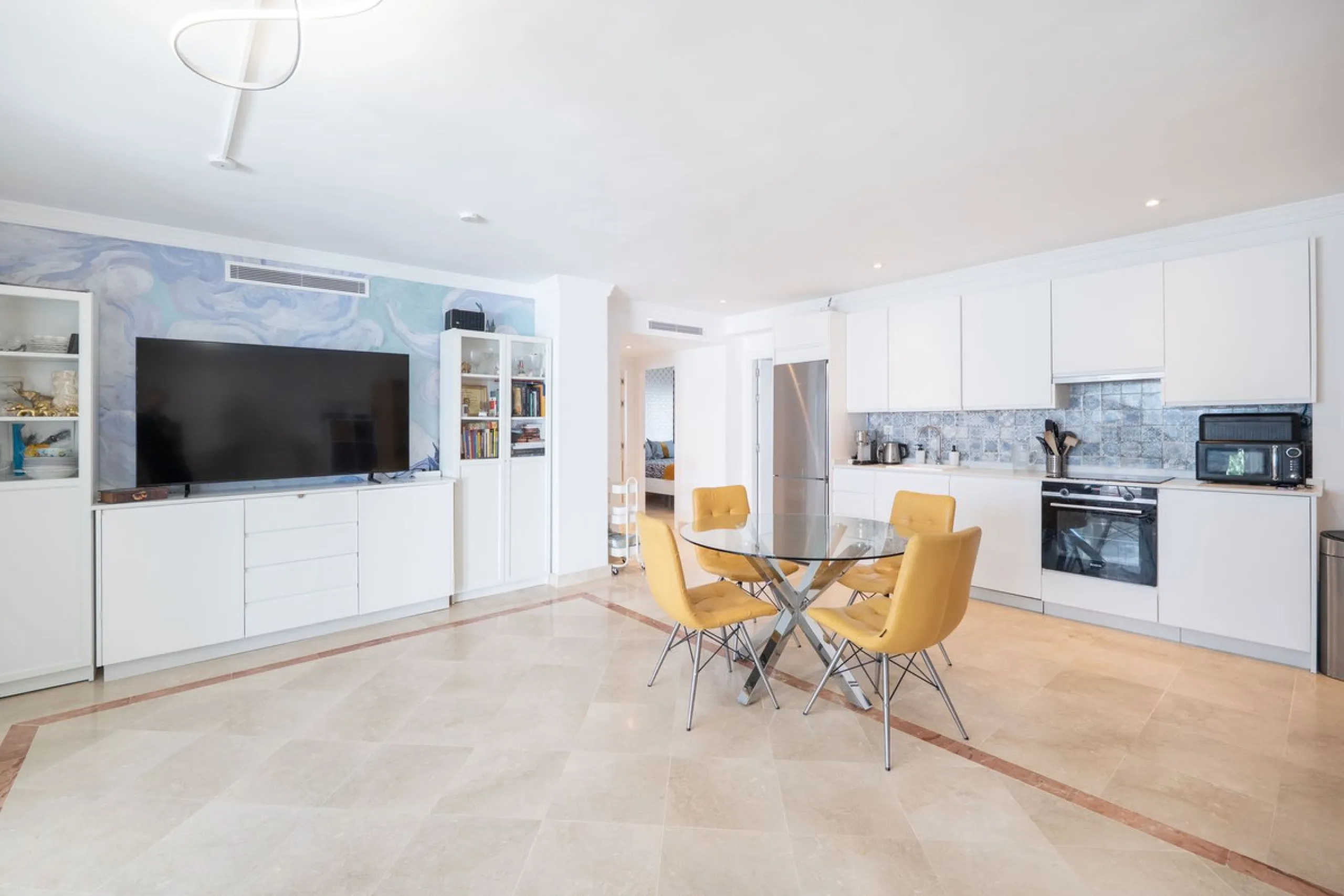 Beautiful raised ground-floor apartment located in the exclusive gated community of Paraíso Pueblo, renowned for its high-quality construction, security, and family-friendly atmosphere.