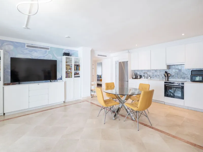 Beautiful raised ground-floor apartment located in the exclusive gated community of Paraíso Pueblo, renowned for its high-quality construction, security, and family-friendly atmosphere.