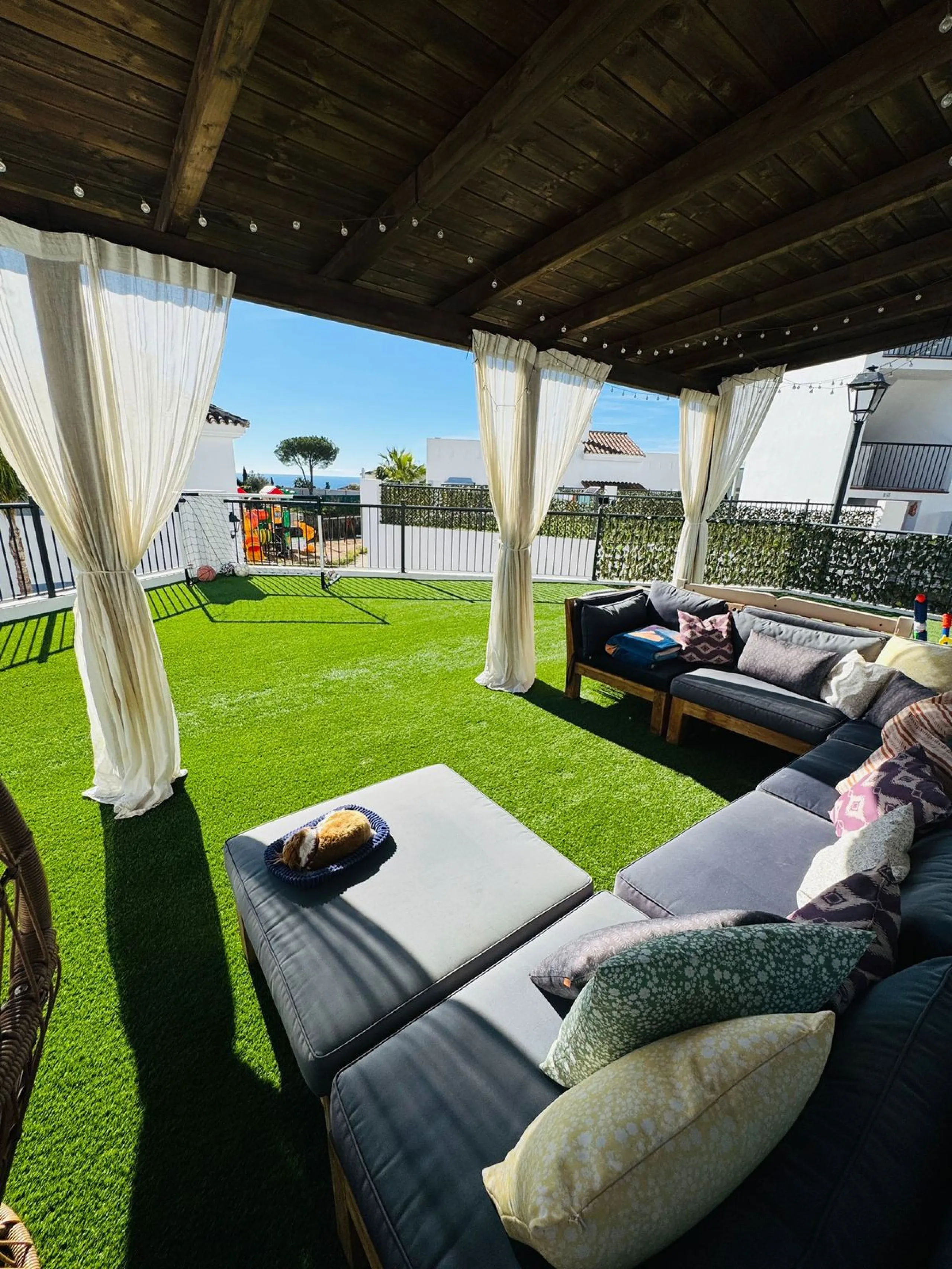 Beautiful raised ground-floor apartment located in the exclusive gated community of Paraíso Pueblo, renowned for its high-quality construction, security, and family-friendly atmosphere.