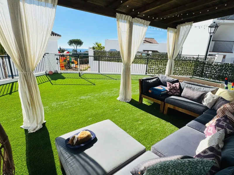 Beautiful raised ground-floor apartment located in the exclusive gated community of Paraíso Pueblo, renowned for its high-quality construction, security, and family-friendly atmosphere.