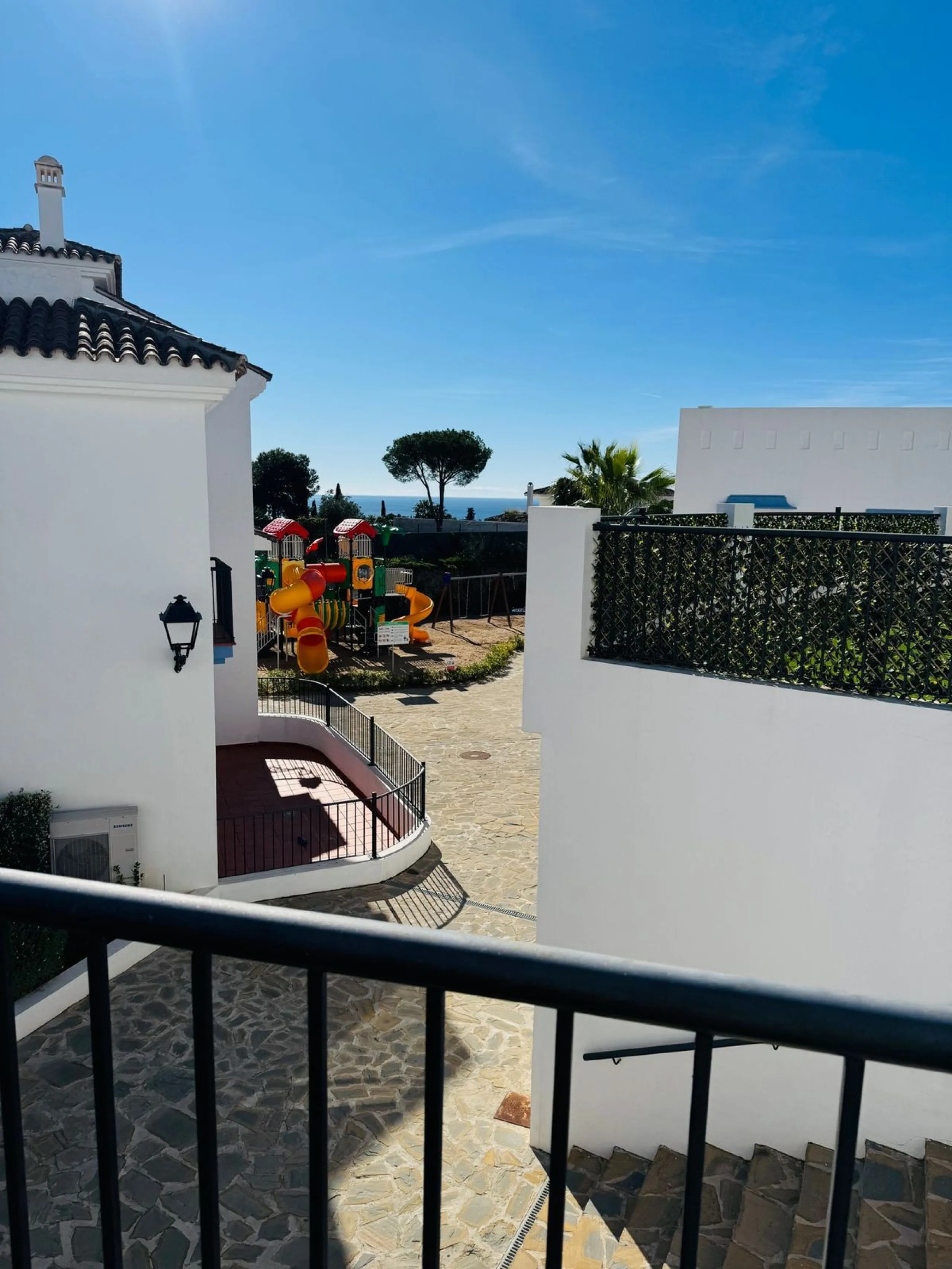 Beautiful raised ground-floor apartment located in the exclusive gated community of Paraíso Pueblo, renowned for its high-quality construction, security, and family-friendly atmosphere.