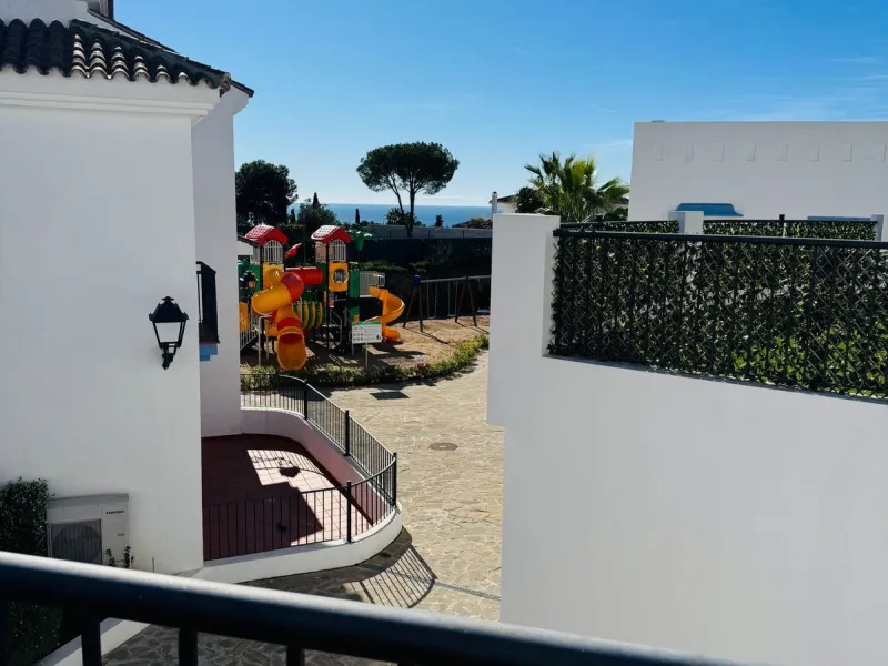 Beautiful raised ground-floor apartment located in the exclusive gated community of Paraíso Pueblo, renowned for its high-quality construction, security, and family-friendly atmosphere.