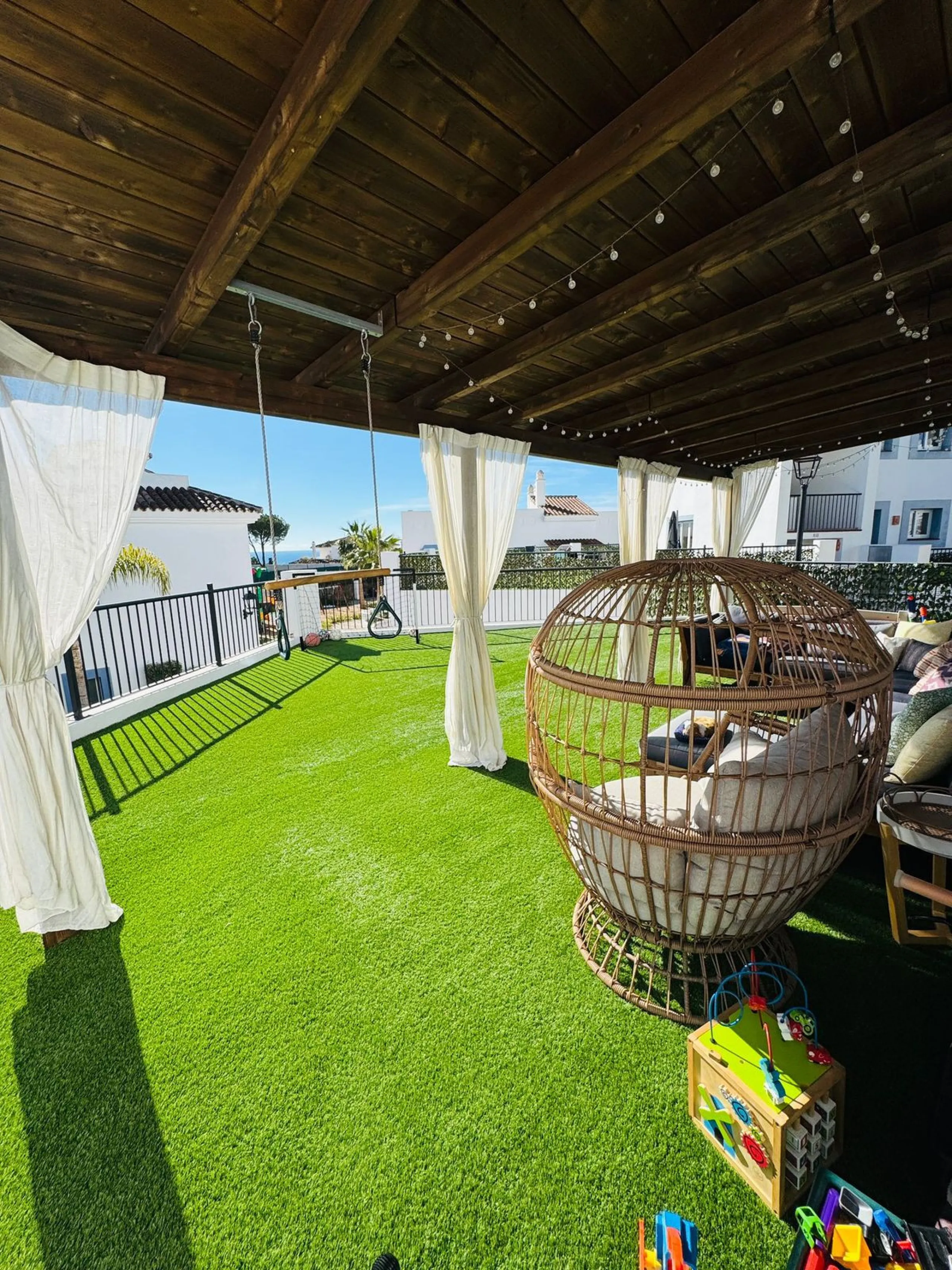Beautiful raised ground-floor apartment located in the exclusive gated community of Paraíso Pueblo, renowned for its high-quality construction, security, and family-friendly atmosphere.