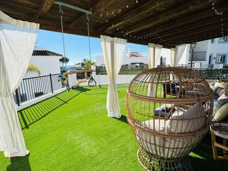 Beautiful raised ground-floor apartment located in the exclusive gated community of Paraíso Pueblo, renowned for its high-quality construction, security, and family-friendly atmosphere.