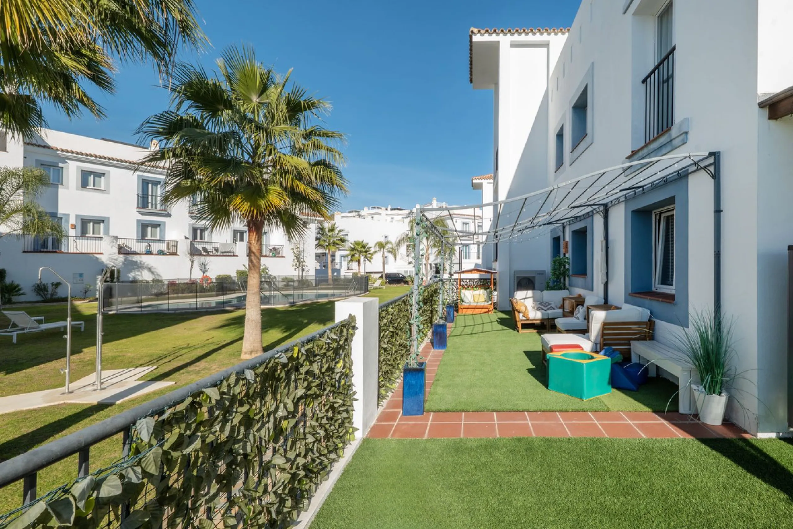 Beautiful raised ground-floor apartment located in the exclusive gated community of Paraíso Pueblo, renowned for its high-quality construction, security, and family-friendly atmosphere.