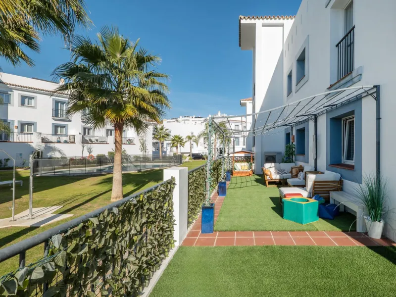 Beautiful raised ground-floor apartment located in the exclusive gated community of Paraíso Pueblo, renowned for its high-quality construction, security, and family-friendly atmosphere.