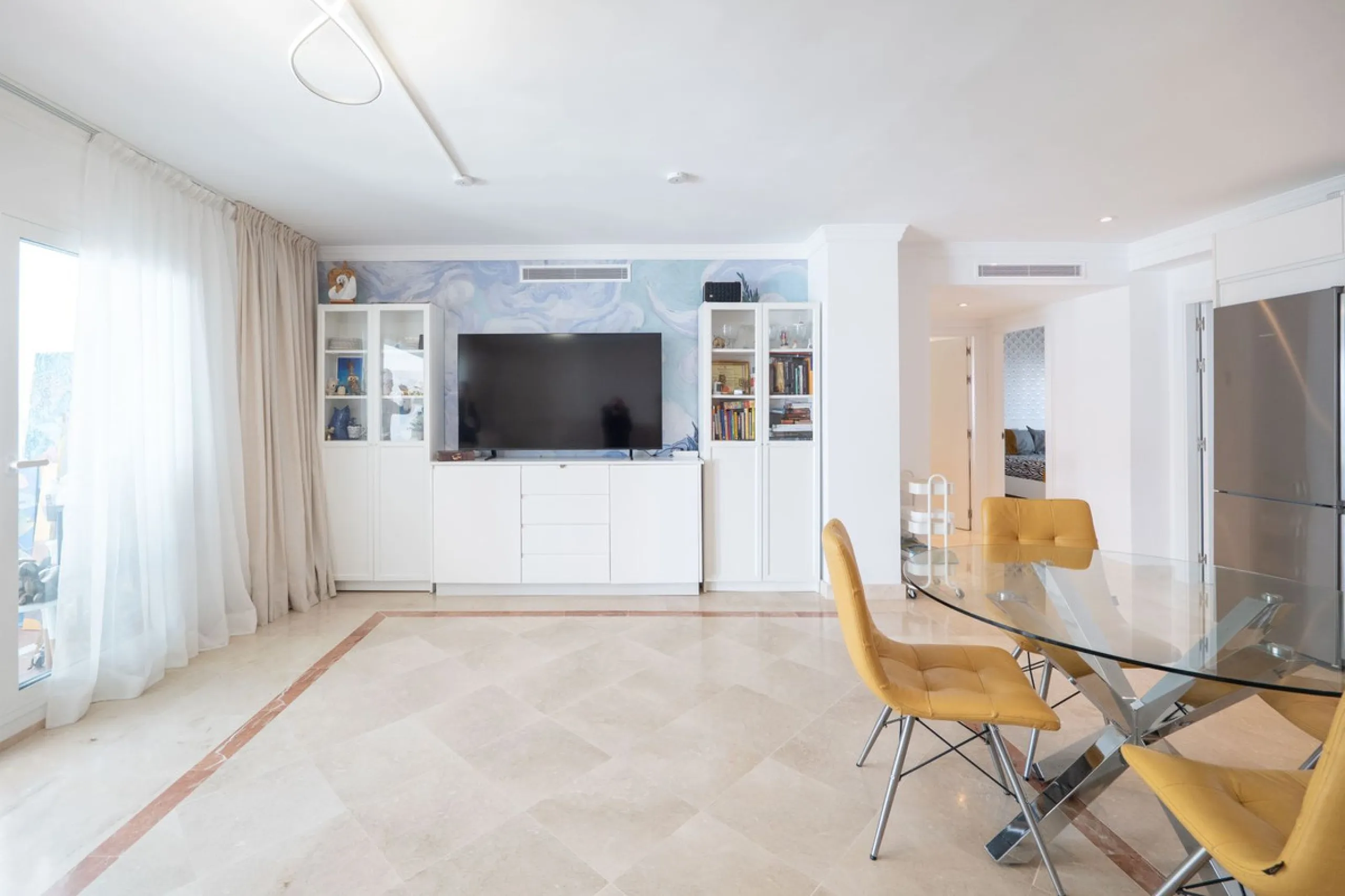 Beautiful raised ground-floor apartment located in the exclusive gated community of Paraíso Pueblo, renowned for its high-quality construction, security, and family-friendly atmosphere.