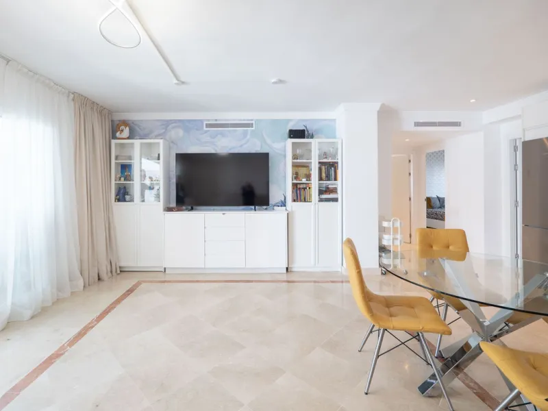 Beautiful raised ground-floor apartment located in the exclusive gated community of Paraíso Pueblo, renowned for its high-quality construction, security, and family-friendly atmosphere.