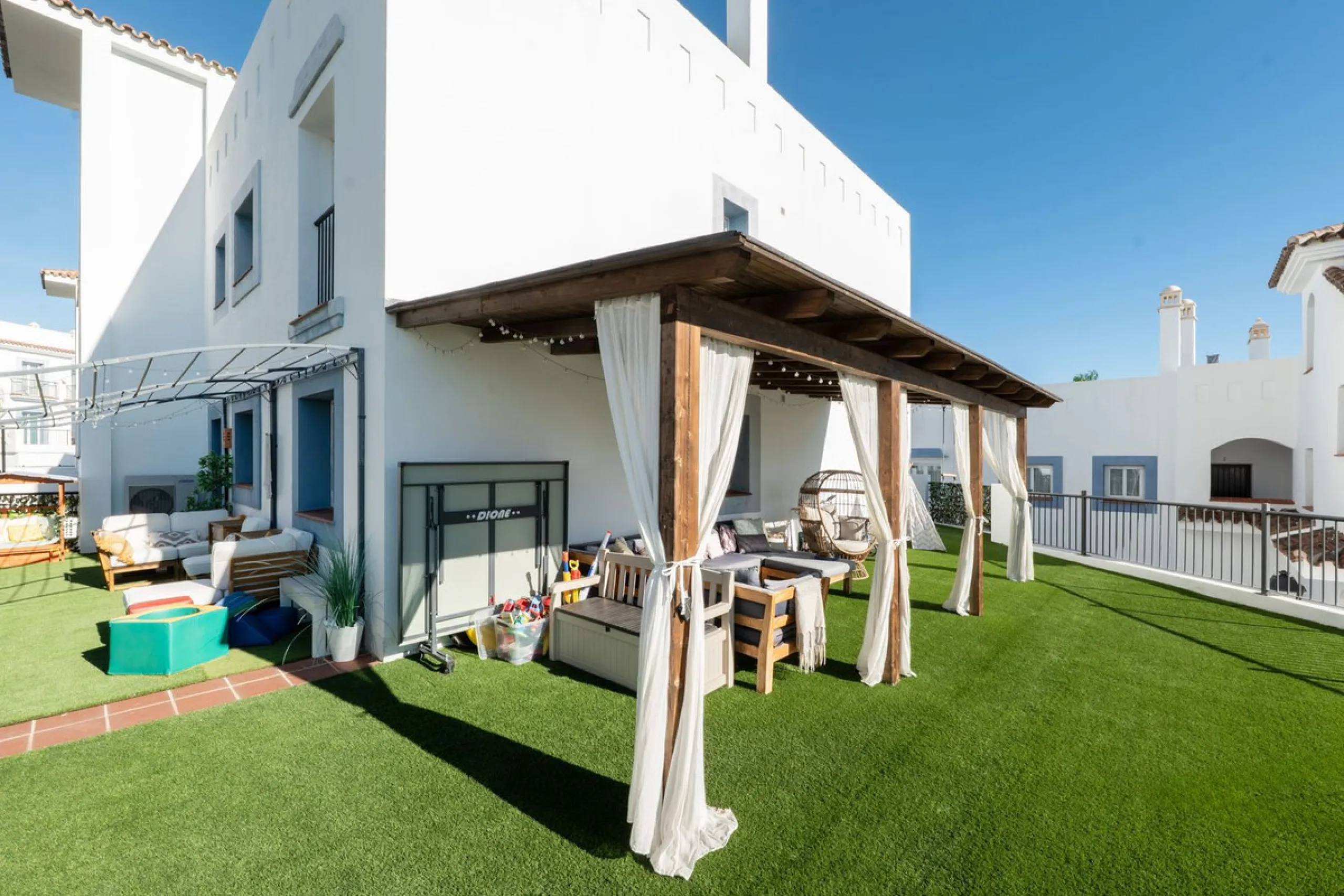 Beautiful raised ground-floor apartment located in the exclusive gated community of Paraíso Pueblo, renowned for its high-quality construction, security, and family-friendly atmosphere.