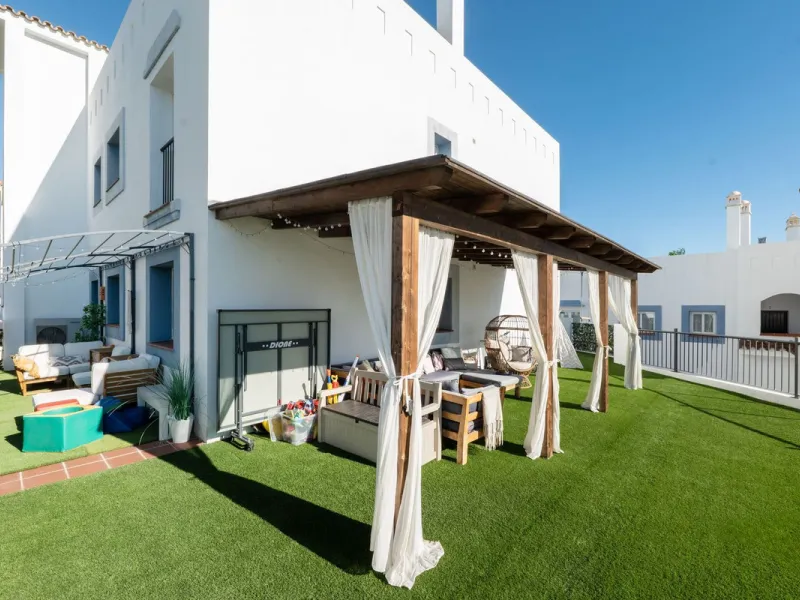 Beautiful raised ground-floor apartment located in the exclusive gated community of Paraíso Pueblo, renowned for its high-quality construction, security, and family-friendly atmosphere.