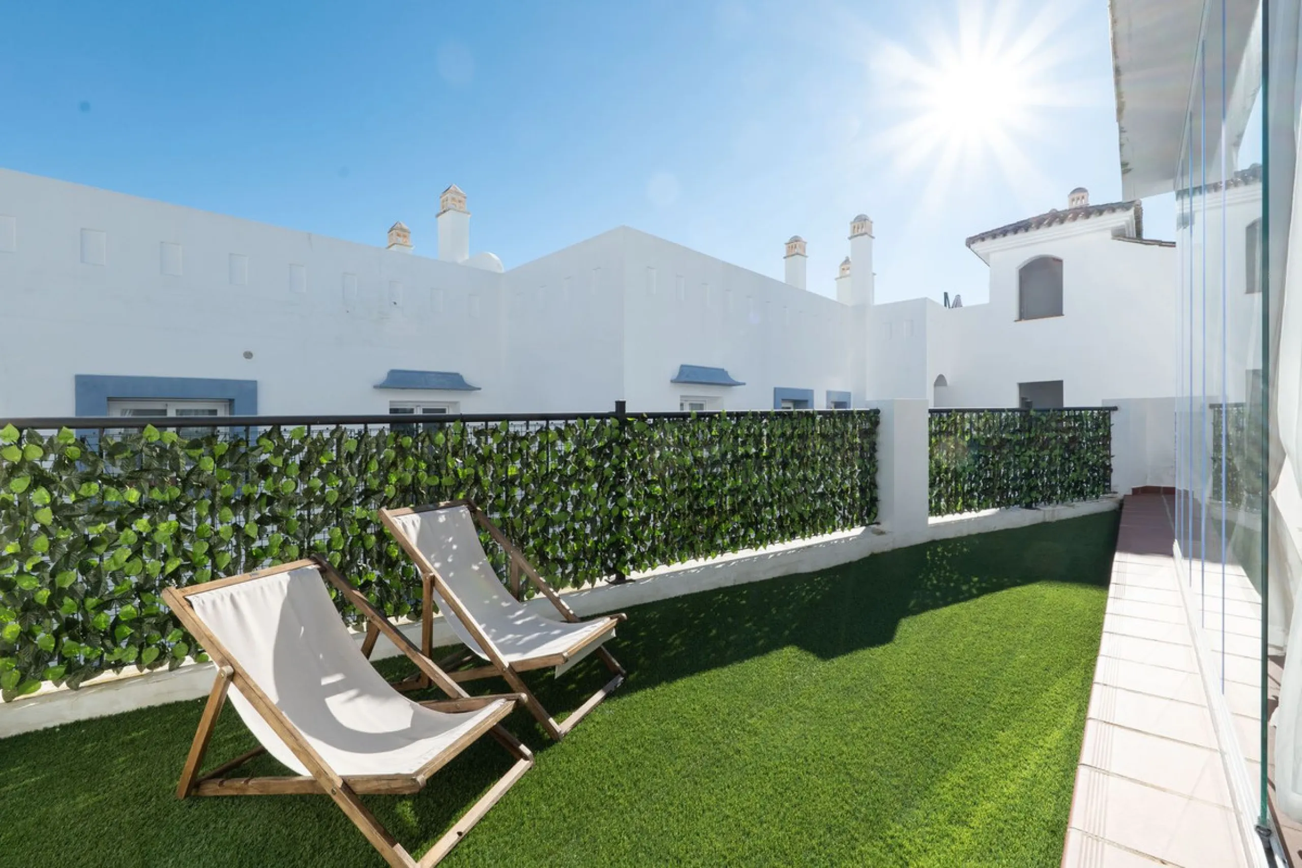 Beautiful raised ground-floor apartment located in the exclusive gated community of Paraíso Pueblo, renowned for its high-quality construction, security, and family-friendly atmosphere.