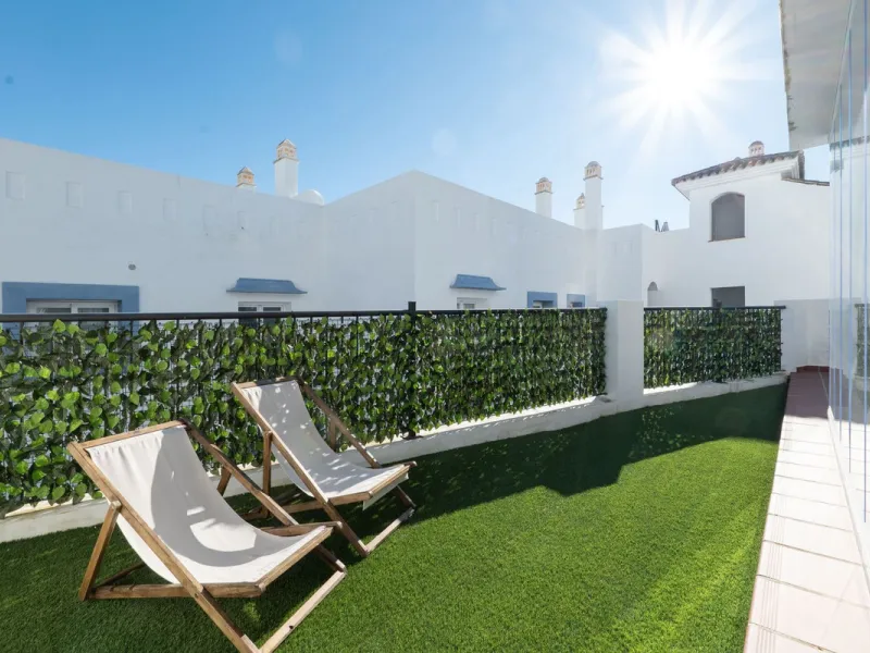 Beautiful raised ground-floor apartment located in the exclusive gated community of Paraíso Pueblo, renowned for its high-quality construction, security, and family-friendly atmosphere.