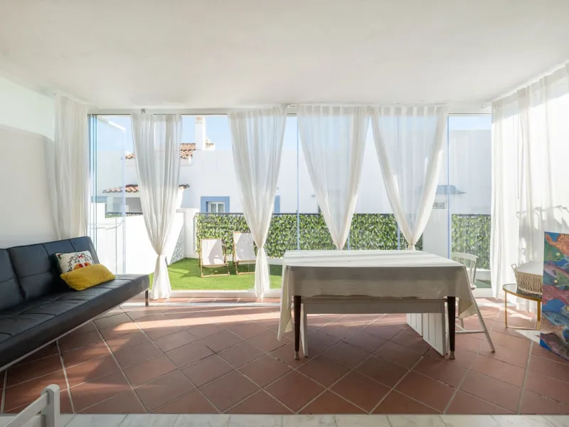 Beautiful raised ground-floor apartment located in the exclusive gated community of Paraíso Pueblo, renowned for its high-quality construction, security, and family-friendly atmosphere.