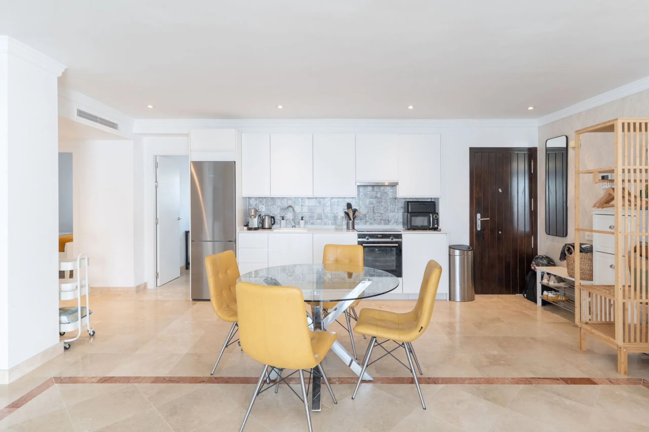 Beautiful raised ground-floor apartment located in the exclusive gated community of Paraíso Pueblo, renowned for its high-quality construction, security, and family-friendly atmosphere.
