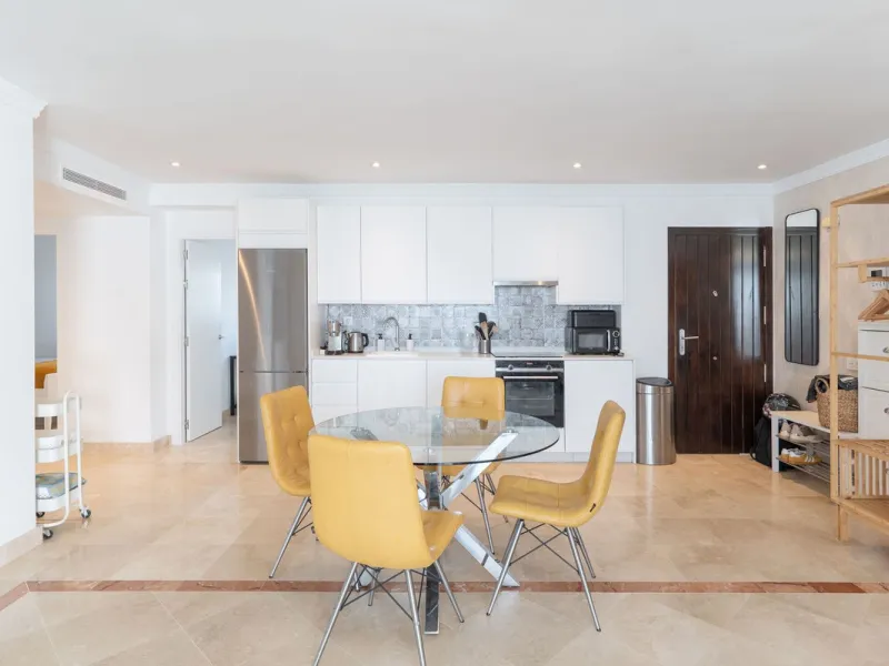 Beautiful raised ground-floor apartment located in the exclusive gated community of Paraíso Pueblo, renowned for its high-quality construction, security, and family-friendly atmosphere.