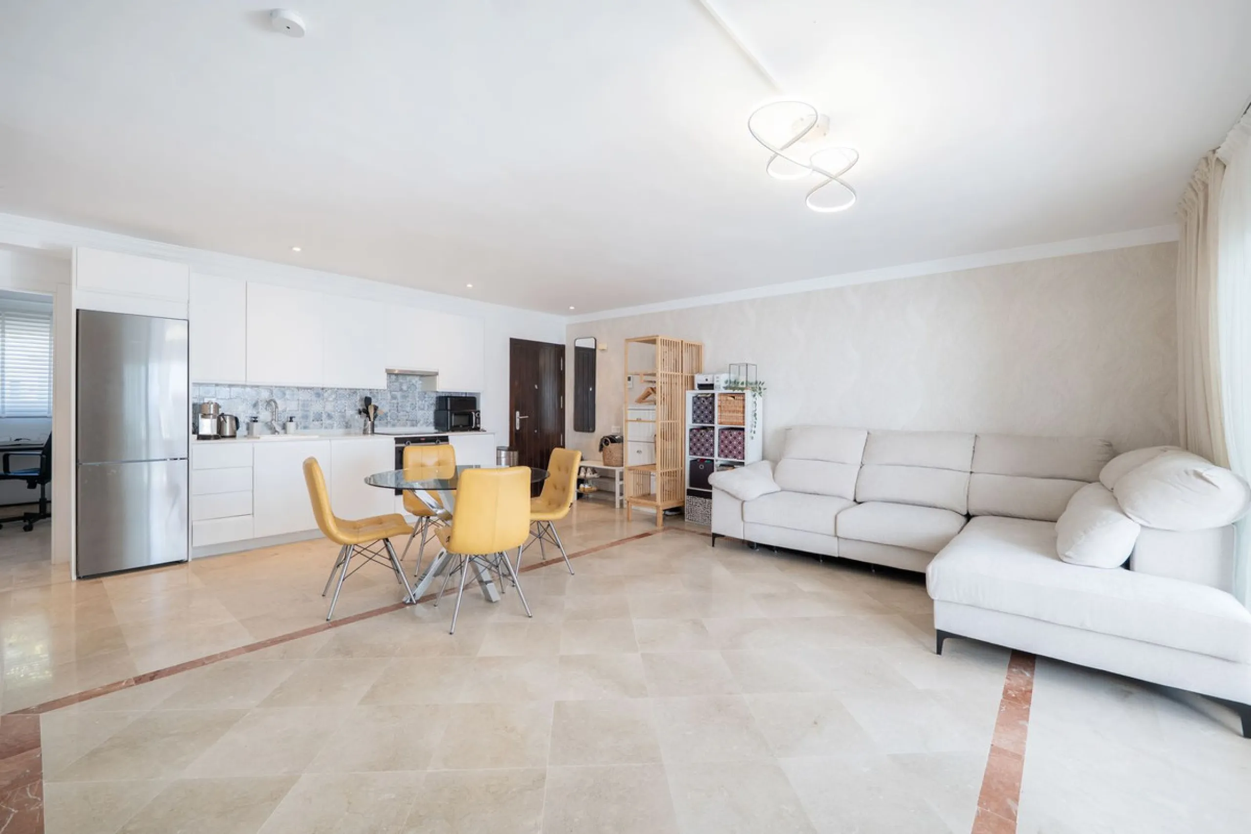 Beautiful raised ground-floor apartment located in the exclusive gated community of Paraíso Pueblo, renowned for its high-quality construction, security, and family-friendly atmosphere.