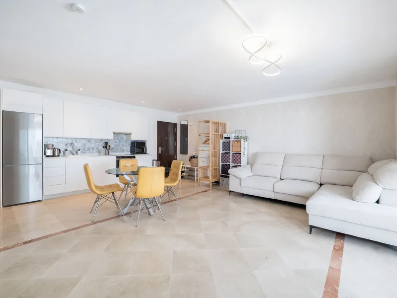 Beautiful raised ground-floor apartment located in the exclusive gated community of Paraíso Pueblo, renowned for its high-quality construction, security, and family-friendly atmosphere.
