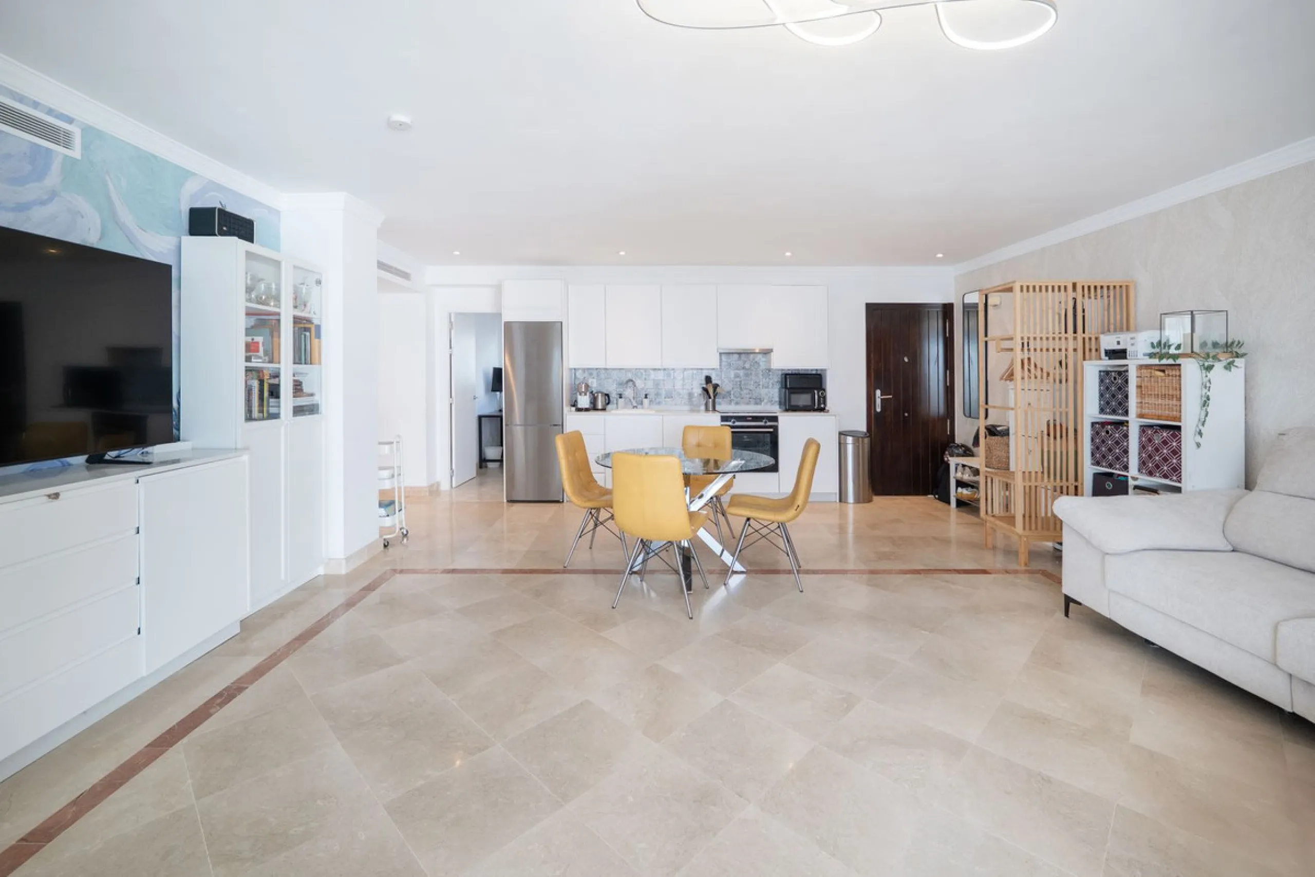 Beautiful raised ground-floor apartment located in the exclusive gated community of Paraíso Pueblo, renowned for its high-quality construction, security, and family-friendly atmosphere.