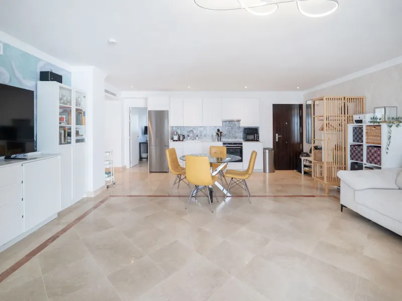 Beautiful raised ground-floor apartment located in the exclusive gated community of Paraíso Pueblo, renowned for its high-quality construction, security, and family-friendly atmosphere.