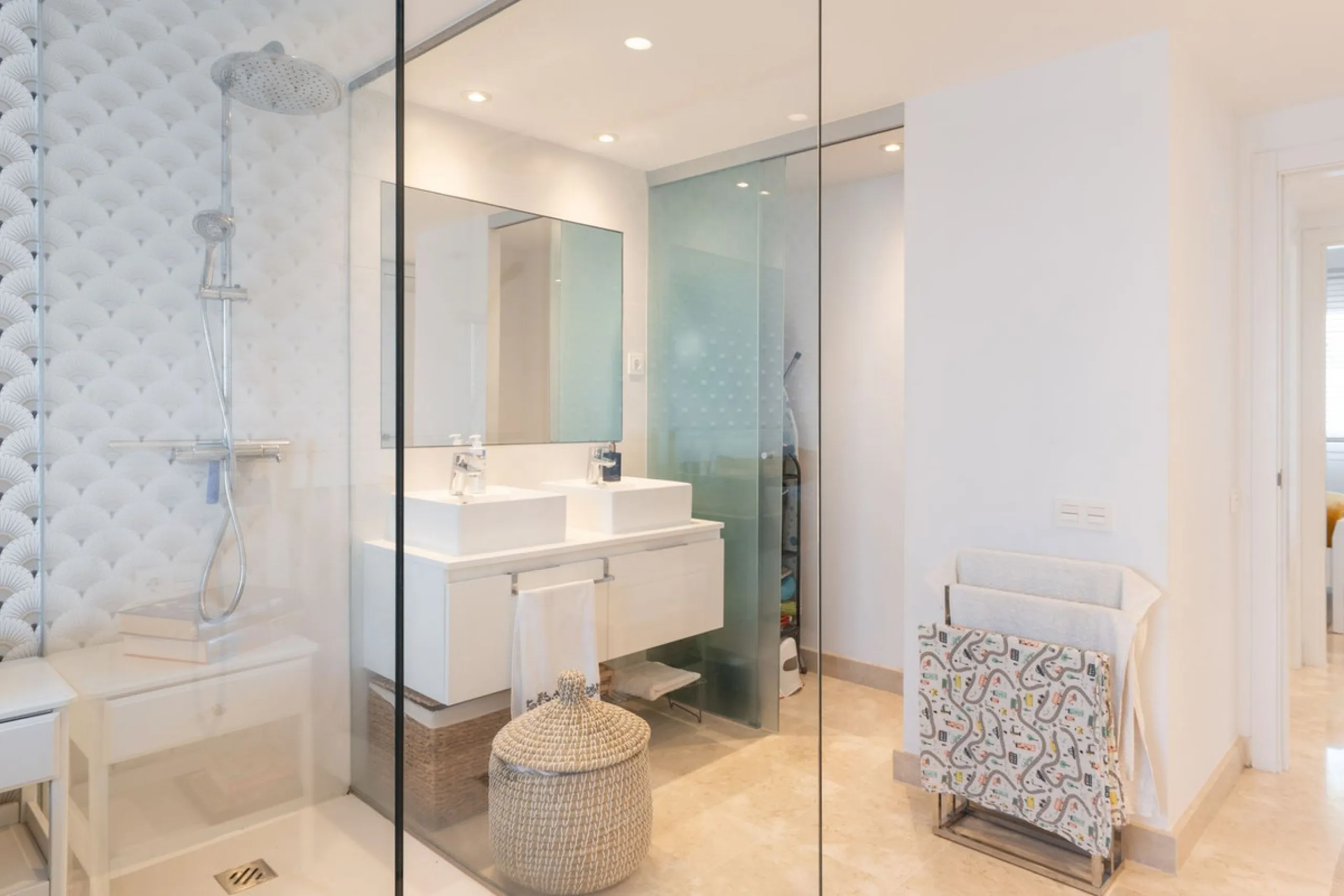 Beautiful raised ground-floor apartment located in the exclusive gated community of Paraíso Pueblo, renowned for its high-quality construction, security, and family-friendly atmosphere.